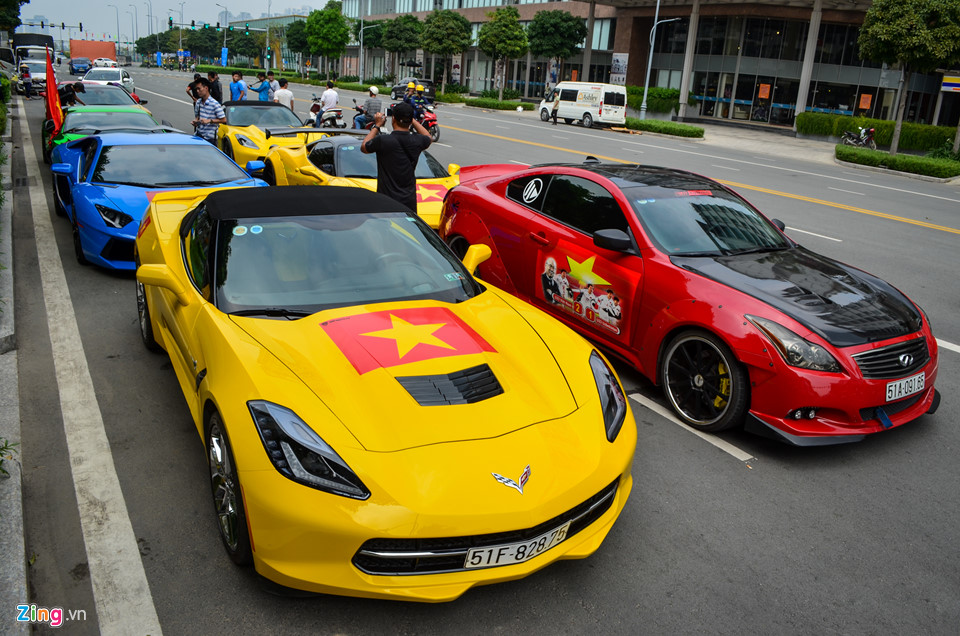 Cường Đô La cùng đoàn siêu xe diễu hành trên phố Sài Gòn